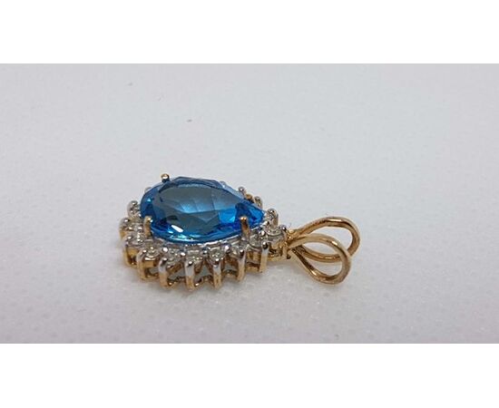 Aquamarine necklace with diamonds in 8 carat yellow gold