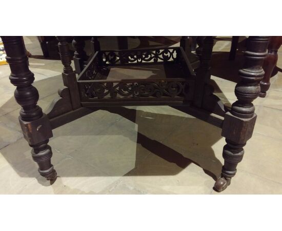 Center table in rosewood from the Victorian era