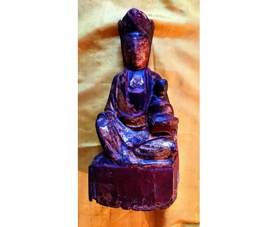 Statuetta Policoroma in legno rappresentante Guanyin protettrice delle nascite