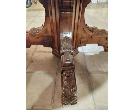 Extendable table in walnut and briar from the Napoleon III era