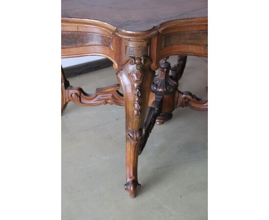 Large antique biscuit table in walnut and high briar from the 19th century. PRICE NEGOTIABLE