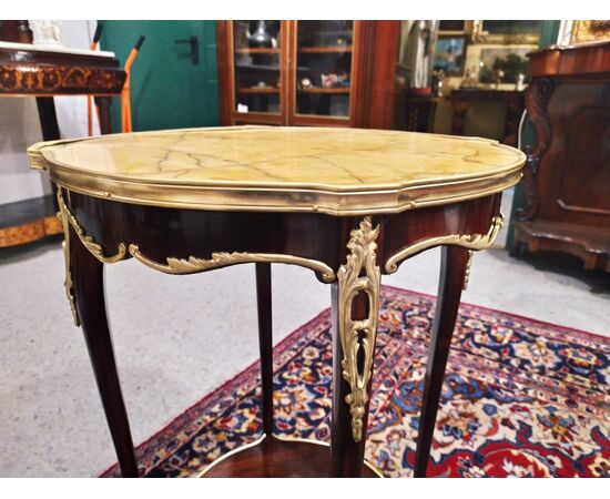 Tavolino in mogano con applicazioni in bronzo dorato e piano in marmo