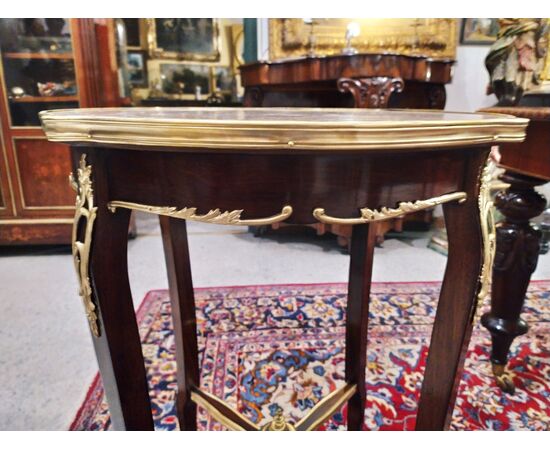 Tavolino in mogano con applicazioni in bronzo dorato e piano in marmo