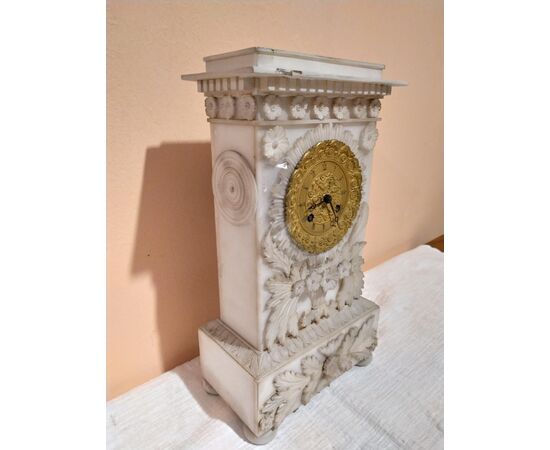 Alabaster clock with gilt bronze dial