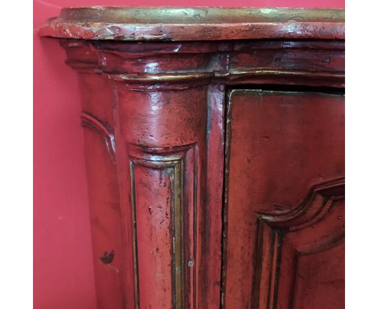 Red lacquered Venetian corner