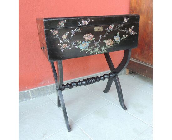 lacquered work table with mother-of-pearl inlays, meas. cm 47 x 29 h 58