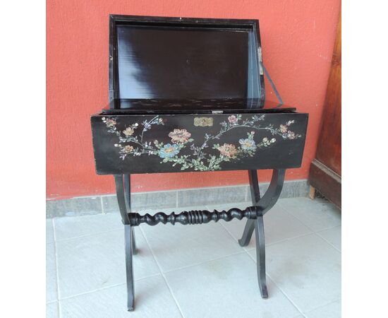 lacquered work table with mother-of-pearl inlays, meas. cm 47 x 29 h 58