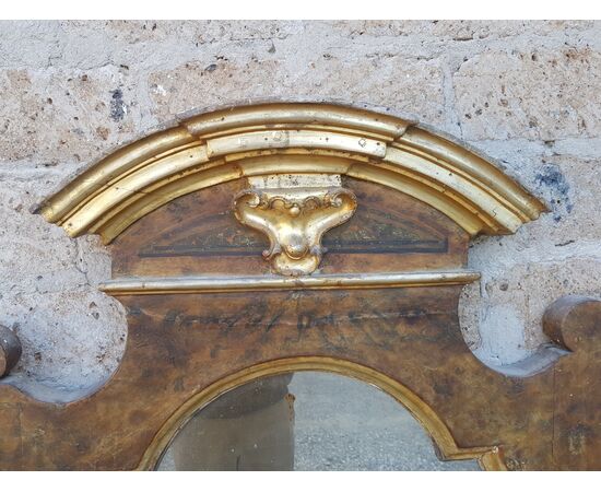 Early '700 mirror in lacquered and gilded wood