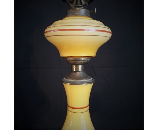 Coppia di lampade ad olio in vetro opaline