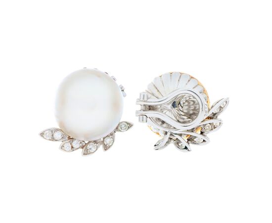 Orecchini in oro bianco con perle Mabè e piccoli diamanti