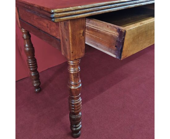 Writing table with inlaid fillet on the top