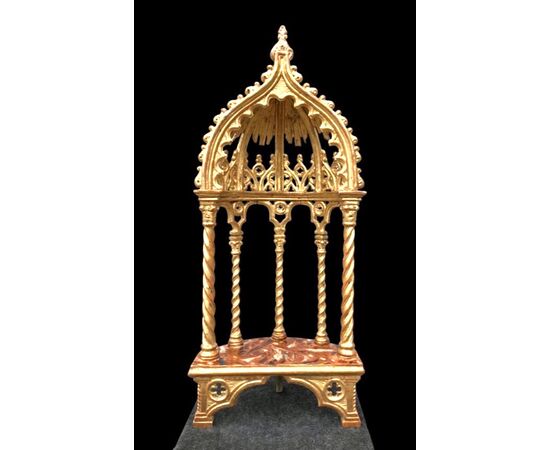 Supporto tipo ‘baldacchino’ neogotico in legno e foglia oro con base marmorizzata.Firenze