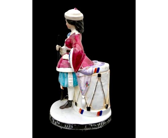 Scatola porta-tabacco in porcellana con figura femminile con fucile e tamburo.Francia.