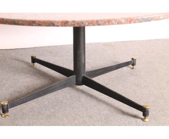 Modern 1950s living room table in brass and pink granite! with a unique mid-century Italia design