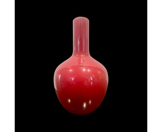Vaso incamiciato ‘cinese’ color mattone di forma globulare con collo rastremato.Venini,Murano.