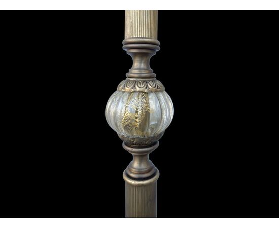Lampada da terra con fusto in bronzo con dettaglio in vetro a foglia oro e coppa superiore in vetro con murrine.Manifattura ‘La Murrina.Murano