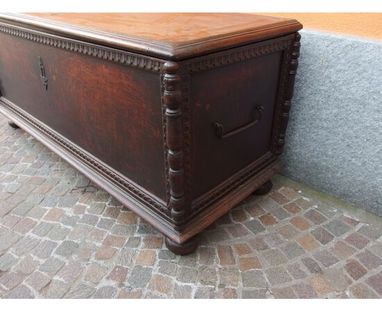 WALNUT CHEST OF THE 17TH CENTURY ITALY     