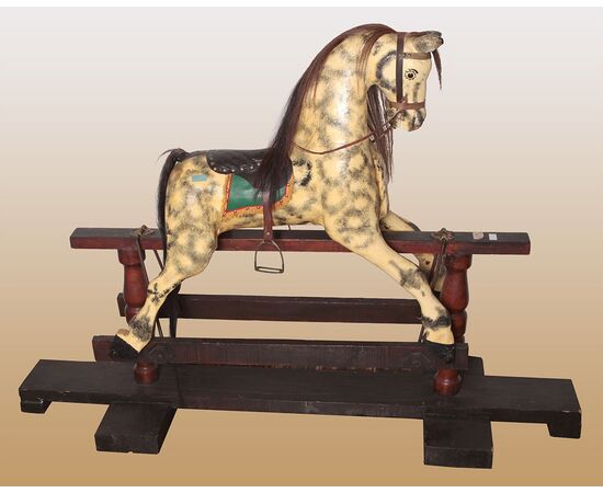 Cavallo a dondolo in legno decorato inglese del 1800