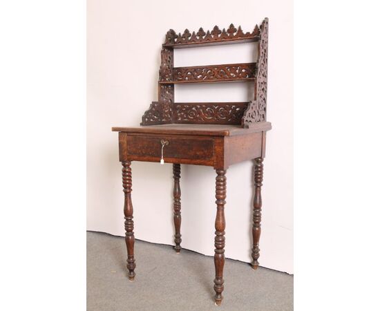 Delightful antique writing desk / small table in Emilian walnut Louis Philippe 1850. Antiques