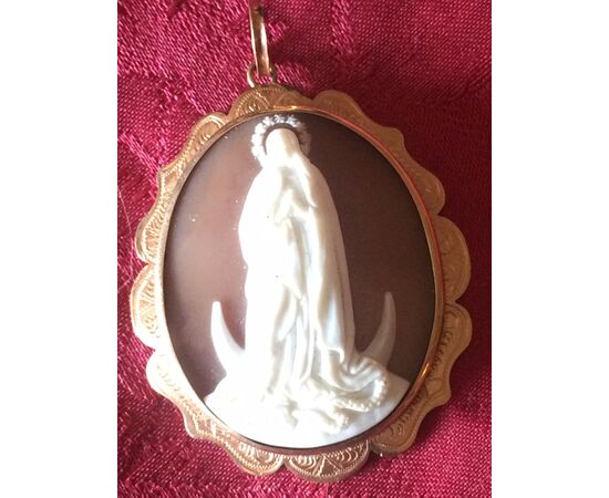 A gold pendant engraved with a cameo with Madonna