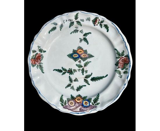 Due piatti in maiolica con decoro floreale a ‘blanser’ o ‘tacchiolo’.Manifattura Antonibon,Nove di Bassano.