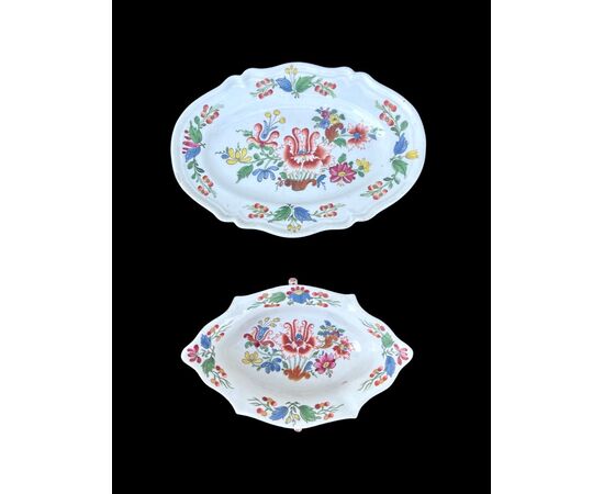 Salsiera  a due manici con piattino ovale lobato in porcellana con decoro alla ‘peonia’.Manifattura di Ginori Doccia.