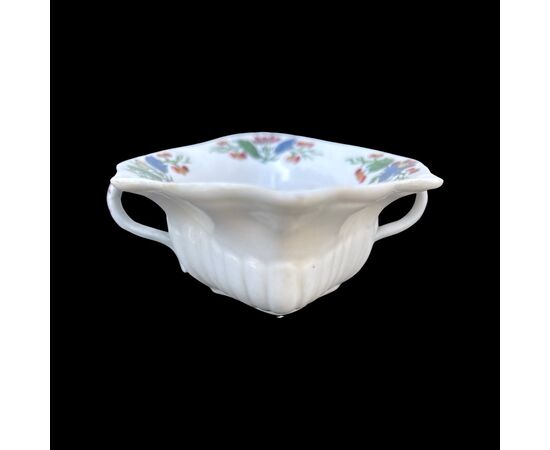 Salsiera  a due manici con piattino ovale lobato in porcellana con decoro alla ‘peonia’.Manifattura di Ginori Doccia.