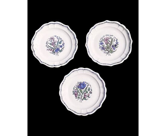 Tre piatti in maiolica con tesa lobata e motivo floreale nel cavetto detto a ‘fiori recisi’.Manifattura Antonibon,Nove di Bassano.
