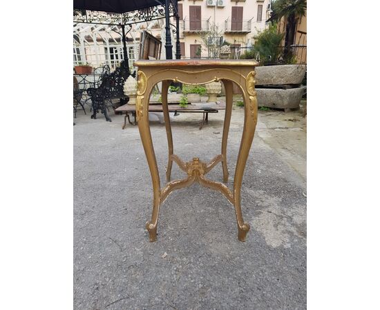 Elegant coffee table in gilded wood with marble top. nineteenth century