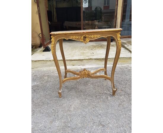 Elegant coffee table in gilded wood with marble top. nineteenth century