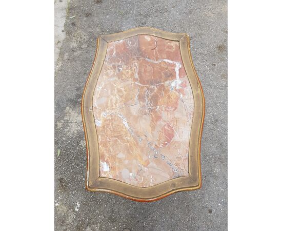 Elegant coffee table in gilded wood with marble top. nineteenth century