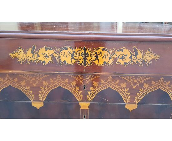 Chest of drawers in wood with front inlay of fine workmanship. nineteenth century