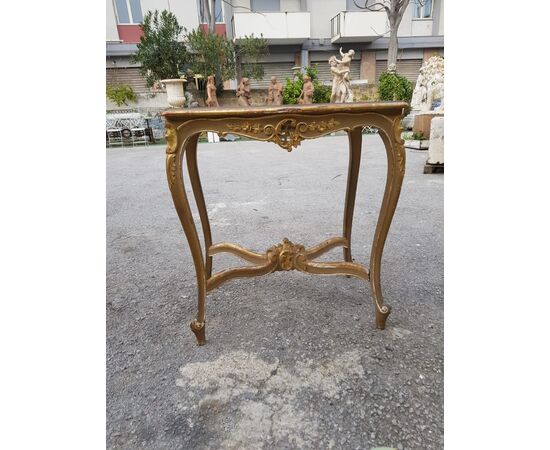 Elegant coffee table in gilded wood with marble top. nineteenth century
