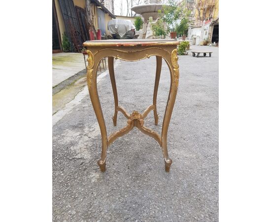 Elegante tavolino in legno dorato con piano in marmo. XIX secolo