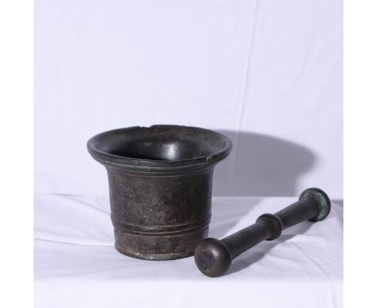Bronze mortar with clapper, '600