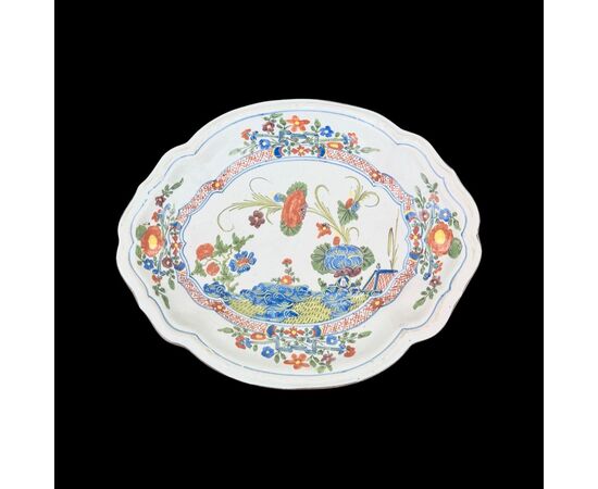 Oval-shaped majolica plate with oriental &#39;carnation&#39; decoration.Ferniani manufacture, Faenza.     