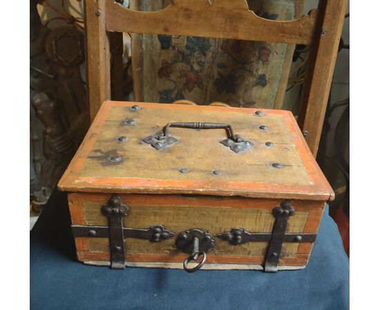 Nice chest in wood and iron Trentino XVI century     