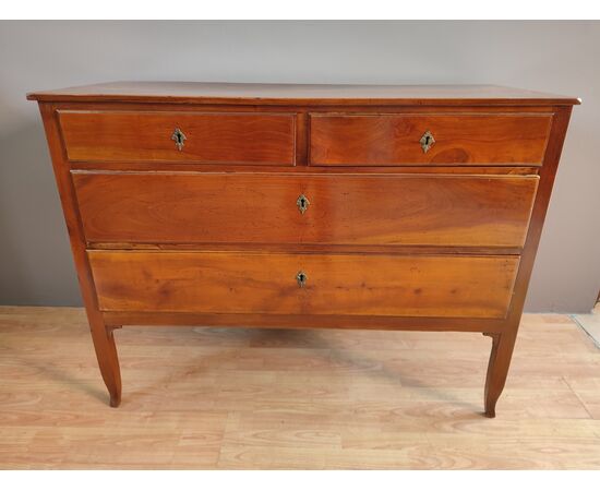 Late 18th century chest of drawers     