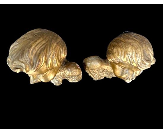 Due figure di cherubini in legno intagliato e foglia oro.Liguria.