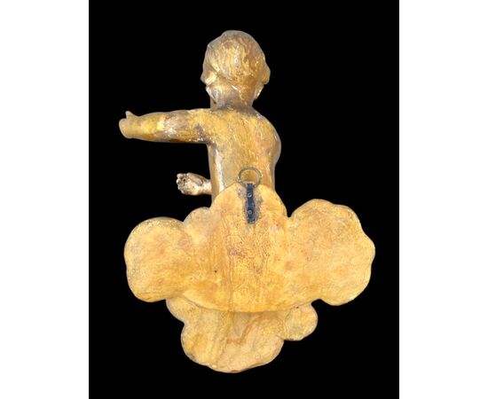 Figura di putto in legno scolpito e dorato  su nuvole dipinte.Liguria