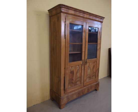 BOOKCASE IN SOLID WALNUT WITH TWO DOORS AGE 800 cm L134xP43xH212     