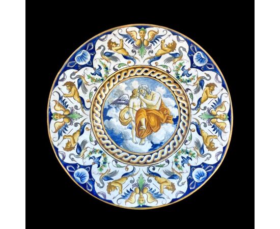 Piatto in maiolica con tesa decorata a raffaellesche e medaglione centrale con scena mitologica.Manifattura Di Giuseppe Battaglia.Napoli.