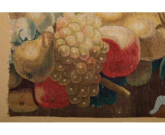 Fragment of a seventeenth-century tapestry - B / 904 -     