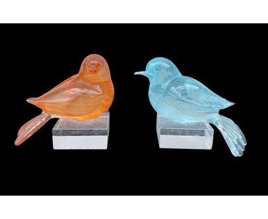 Coppia di uccellini in vetro sommerso pesante con lavorazione a filigrana semplice.Base in plexiglass.Manifattura Toso,Murano.