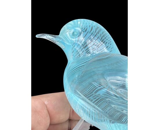 Coppia di uccellini in vetro sommerso pesante con lavorazione a filigrana semplice.Base in plexiglass.Manifattura Toso,Murano.