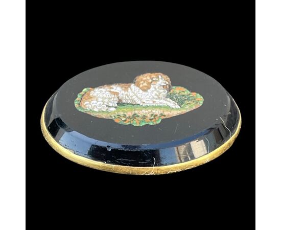 Spilla ovale in micromosaico con figura di cane e bordo in oro basso.Roma.