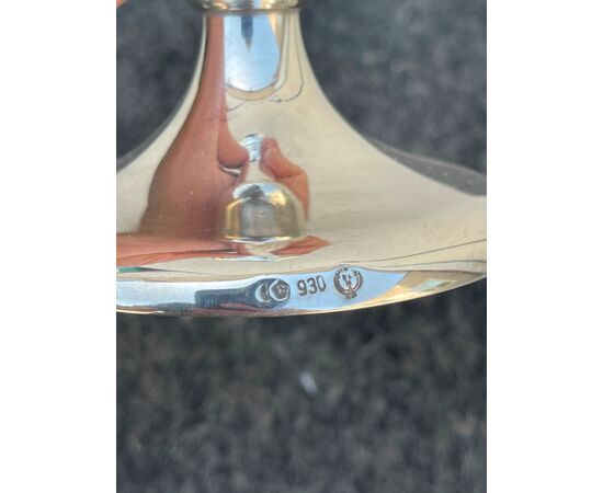 Vaso a ‘tromba’ in argento a base tonda,bocca estroflessa e fusto rastremato.Germania.