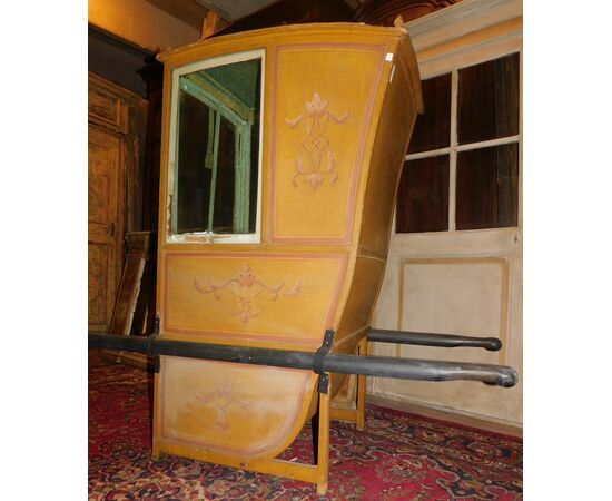 panc119 - lacquered sedan chair, eighteenth century, cm l 80 xh 160 xp 180     