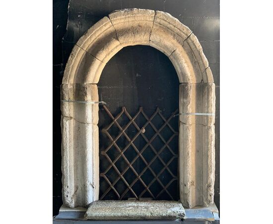 dars494 - stone portal / window, max size cm l 130 xh 184     
