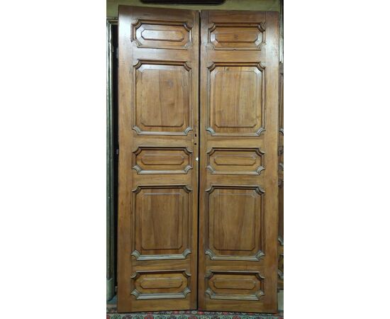 pts255 n. 2 double doors in walnut, 18th century, meas. cm 126 xh 244     